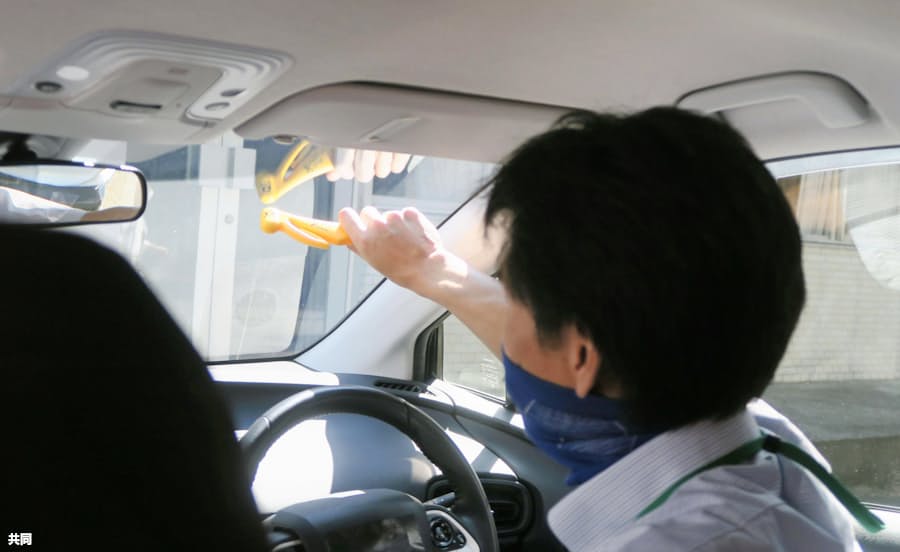 割れない窓ガラス 注意 水没車内 ハンマー利かず 日本経済新聞