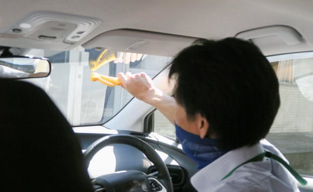 割れない窓ガラス 注意 水没車内 ハンマー利かず 写真 共同 ナウティスニュース 割れない窓ガラス 注意 水没車内 ハンマー利かず 写真 共同 ナウティスニュース