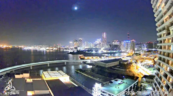 横浜市神奈川区で撮影された「火球」のような光(中央上)(21日午後10時33分)=アトムテック提供・共同