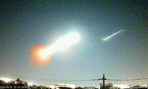 神奈川県平塚市で撮影された「火球」のような光の筋(21日午後10時33分)=藤井大地さん提供・共同