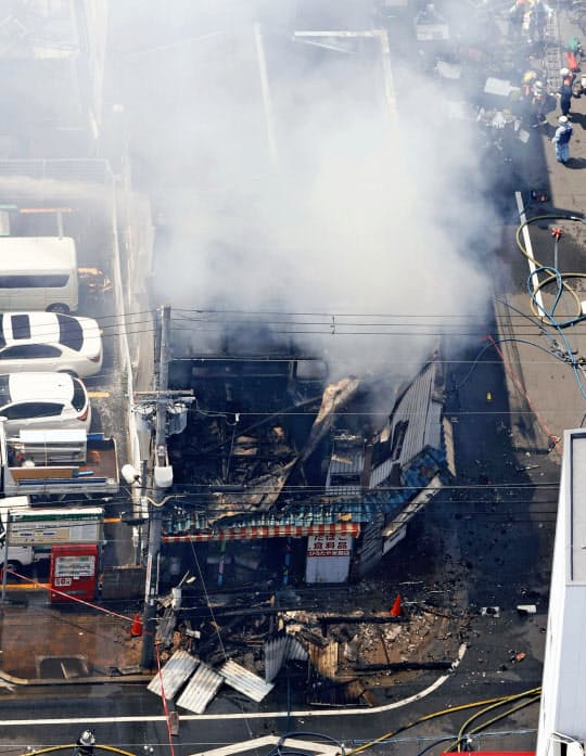 大阪市西成区の火災現場=22日午後0時42分(共同通信社ヘリから)