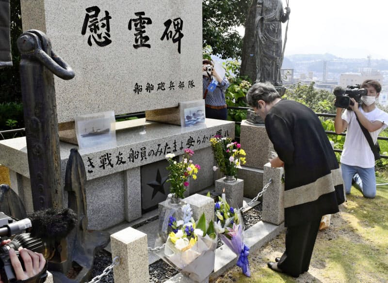 学童疎開船「対馬丸」撃沈から76年となり、慰霊碑に焼香する参列者(22日、広島市)=共同 学童疎開船「対馬丸」撃沈から76年となり、慰霊碑に焼香する参列者(22日、広島市)=共同