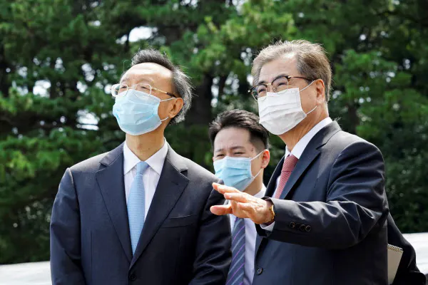 訪韓した中国の楊潔篪共産党政治局員(左)と韓国の徐薫国家安保室長(22日、釜山)=韓国大統領府提供