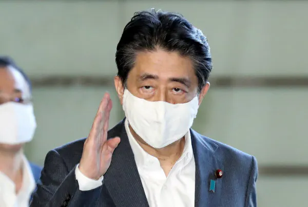 首相官邸に入る安倍首相(21日)