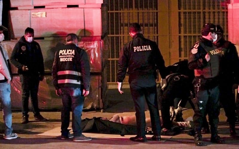 13人が圧死したとされるナイトクラブ(23日、リマ郊外)=AP 13人が圧死したとされるナイトクラブ(23日、リマ郊外)=AP