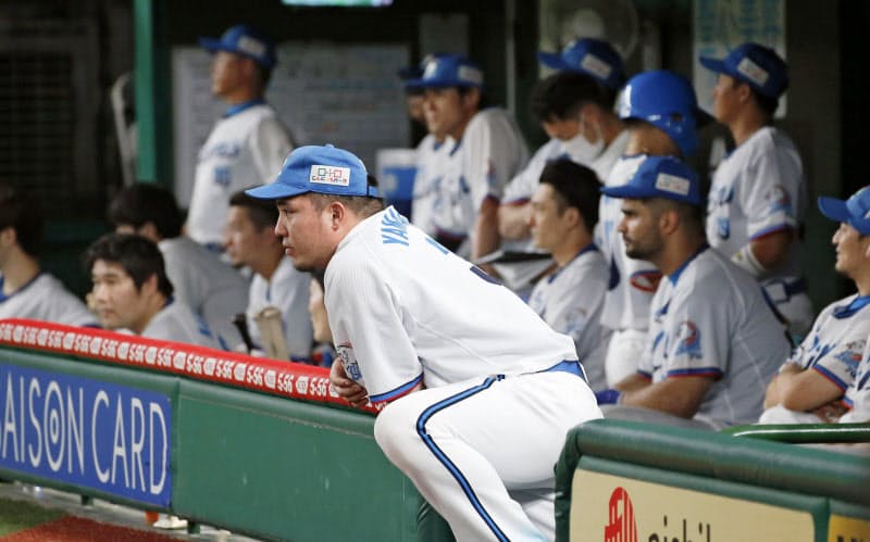 13日の楽天戦で7連敗を喫した西武。試合中にベンチでさえない表情を見せるナイン=共同 13日の楽天戦で7連敗を喫した西武。試合中にベンチでさえない表情を見せるナイン=共同
