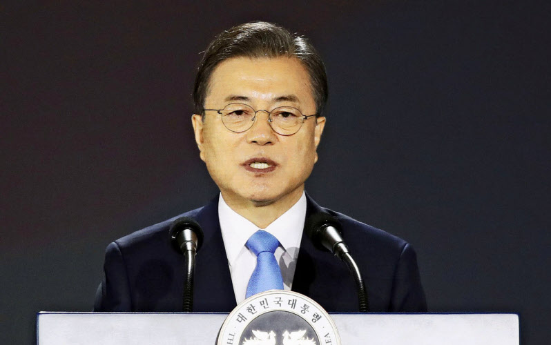 「光復節」の式典で、演説する韓国の文在寅大統領=15日、ソウル(共同) 「光復節」の式典で、演説する韓国の文在寅大統領=15日、ソウル(共同)
