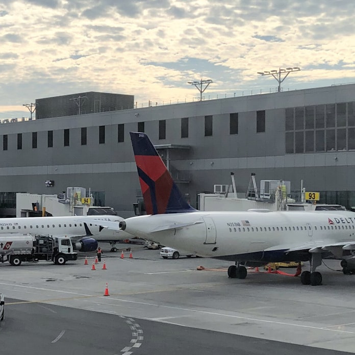 新型コロナ 米デルタ航空 パイロット2割削減へ 国際線は増便 日本経済新聞