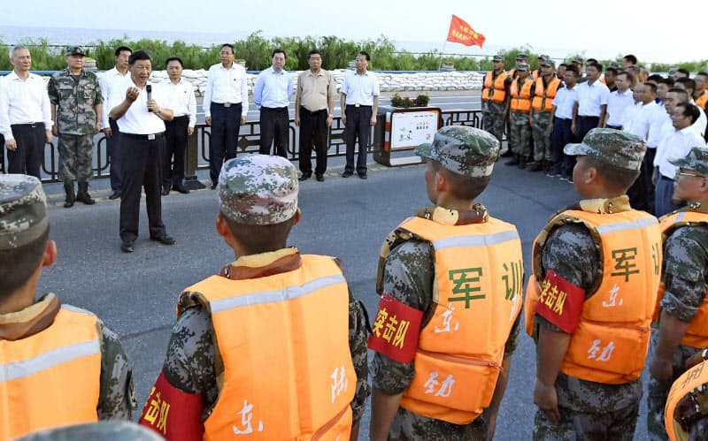 災害対応に当たる軍人らをねぎらう習近平国家主席(奥左から4人目、19日、中国安徽省肥東県)=新華社・共同 災害対応に当たる軍人らをねぎらう習近平国家主席(奥左から4人目、19日、中国安徽省肥東県)=新華社・共同