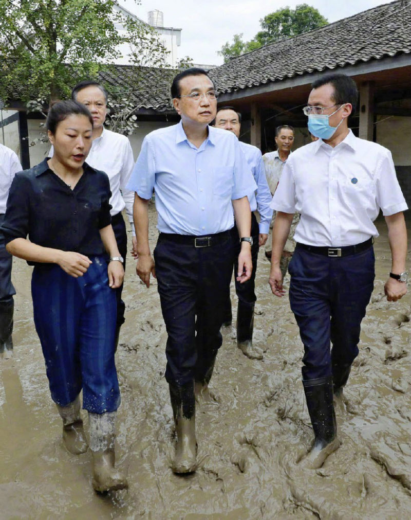 20日、中国重慶市郊外の被災地を視察する李克強首相(中央、中国政府の「微博(ウェイボ)」から)=共同 20日、中国重慶市郊外の被災地を視察する李克強首相(中央、中国政府の「微博(ウェイボ)」から)=共同