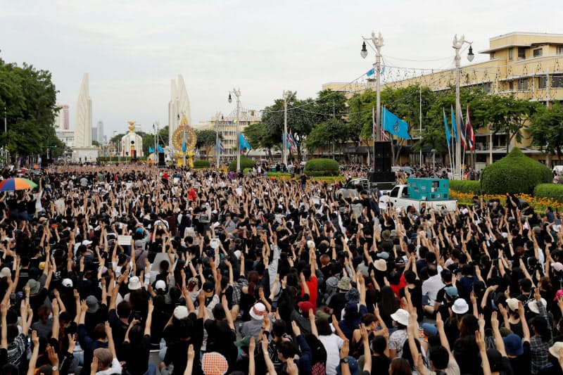 タイでは反政府集会が広がっている(16日、バンコク)=ロイター タイでは反政府集会が広がっている(16日、バンコク)=ロイター
