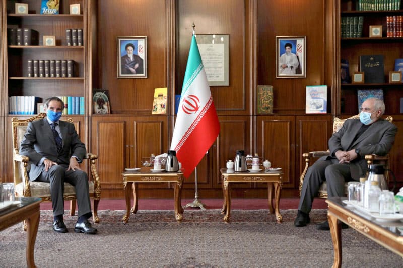 25日、テヘランでザリフ・イラン外相(右)と会談するグロッシIAEA事務局長=ロイター 25日、テヘランでザリフ・イラン外相(右)と会談するグロッシIAEA事務局長=ロイター