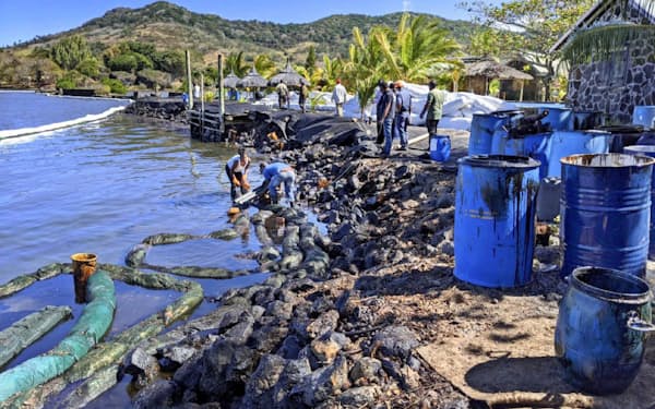 貨物船の座礁で流出した油がたまった海岸を清掃する人たち（14日、モーリシャス）=JICA提供・共同
