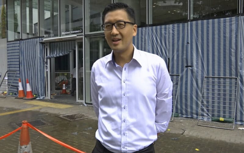 香港警察に逮捕された民主派議員の林卓廷氏=AP 香港警察に逮捕された民主派議員の林卓廷氏=AP