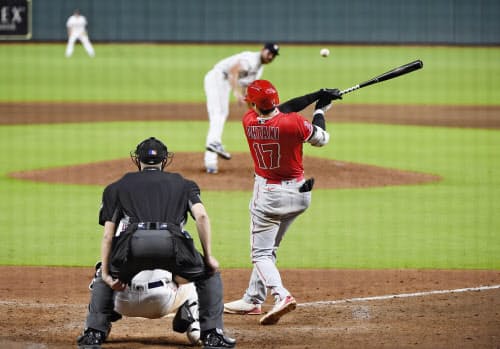 アストロズとのダブルヘッダー第2試合の7回、右中間に2点二塁打を放つエンゼルス・大谷(25日、ヒューストン)=共同