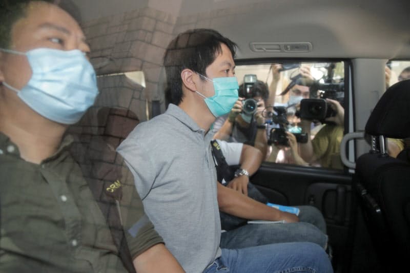 26日、民主派議員の許智峯氏(中)ら16人が逮捕された=AP 26日、民主派議員の許智峯氏(中)ら16人が逮捕された=AP