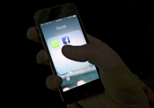 フェイスブックはプライバシー保護をめぐってアップルとの対立を強めている=AP