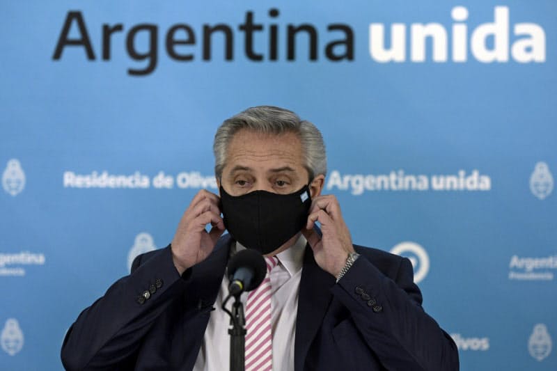 アルゼンチンのフェルナンデス大統領(12日、ブエノスアイレス)=ロイター アルゼンチンのフェルナンデス大統領(12日、ブエノスアイレス)=ロイター
