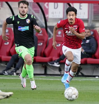 プルゼニ戦の延長前半から途中出場したAZアルクマールの菅原=右(26日、アルクマール)=共同