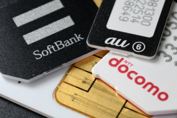 携帯会社間の競争を促し、携帯電話コストの引き下げにつなげる(写真は携帯大手3社のSIMカード)