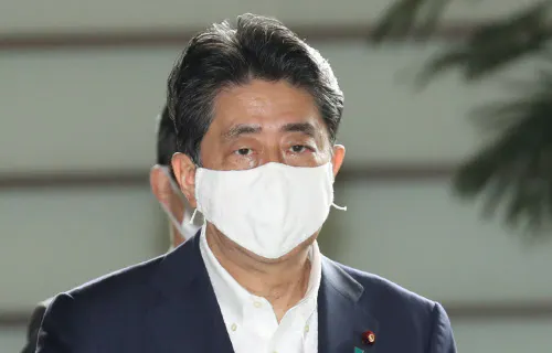 首相官邸に入る安倍首相(27日)