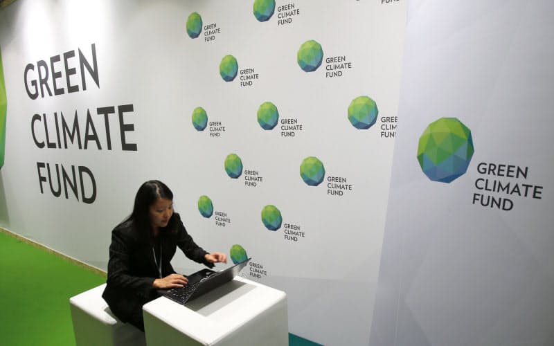 61カ国以上の国籍を持つ職員が働く「緑の気候基金」で内部の不適切行為を指摘する声が相次いでいる(国際会議での同基金のブース)=AP 61カ国以上の国籍を持つ職員が働く「緑の気候基金」で内部の不適切行為を指摘する声が相次いでいる(国際会議での同基金のブース)=AP