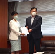 9都県市を代表して小池都知事が要望書を手渡した 9都県市を代表して小池都知事が要望書を手渡した