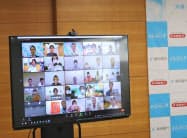 沖縄銀行と福岡銀行が27日、那覇市で開催したオンライン商談会(写真はモニターに映し出される参加企業) 沖縄銀行と福岡銀行が27日、那覇市で開催したオンライン商談会(写真はモニターに映し出される参加企業)