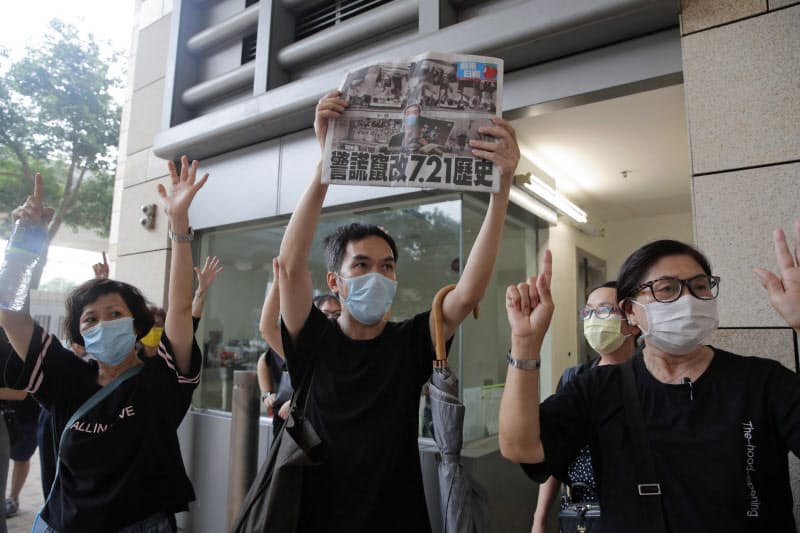 27日、民主派議員の起訴に抗議する人たち=AP 27日、民主派議員の起訴に抗議する人たち=AP
