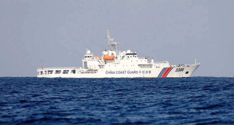 海上をパトロールする中国海警局の船(2017年4月)=ロイター 海上をパトロールする中国海警局の船(2017年4月)=ロイター
