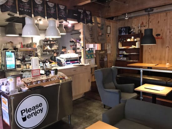 朝食会場の室内はモダンで落ち着いた雰囲気(長崎市)
