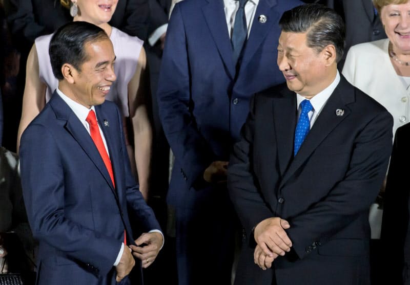 2019年の20カ国・地域首脳会議(G20大阪サミット)で顔を合わせた中国の習近平(シー・ジンピン)国家主席とインドネシアのジョコ大統領(19年6月)=ロイター 2019年の20カ国・地域首脳会議(G20大阪サミット)で顔を合わせた中国の習近平(シー・ジンピン)国家主席とインドネシアのジョコ大統領(19年6月)=ロイター