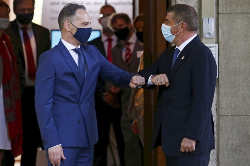 EU外相会合に臨むドイツのマース外相(左)とイスラエルのアシュケナジ外相(27日、ベルリン)=AP EU外相会合に臨むドイツのマース外相(左)とイスラエルのアシュケナジ外相(27日、ベルリン)=AP