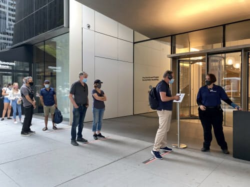 ニューヨーク近代美術館(MoMA)は27日、ほぼ半年ぶりに再開した