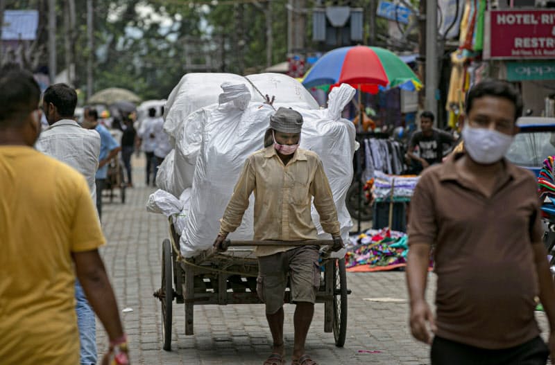 インドは新規感染者が1日で8万5000人を超えた(27日、北東部アッサム州)=AP インドは新規感染者が1日で8万5000人を超えた(27日、北東部アッサム州)=AP