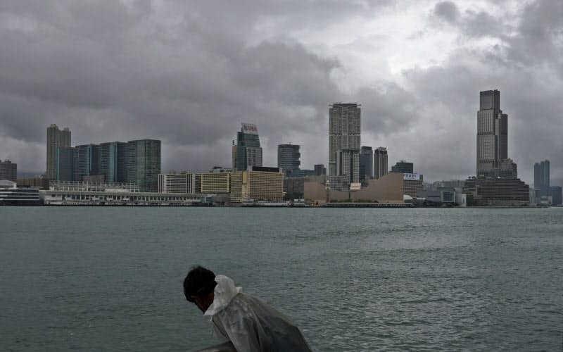 政治的リスクが高すぎるため、米国やシンガポールの外国人投資家がかつてのような香港不動産への投資意欲を取り戻すことは期待できない=AP 政治的リスクが高すぎるため、米国やシンガポールの外国人投資家がかつてのような香港不動産への投資意欲を取り戻すことは期待できない=AP