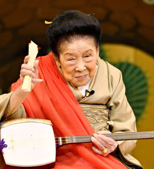 三味線を弾く内海桂子さん(東京都台東区の浅草公会堂)=共同