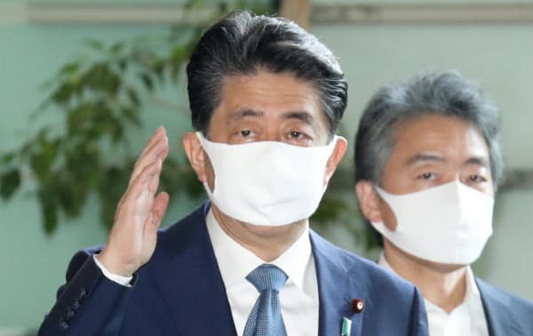 首相官邸に入る安倍首相(28日午前)