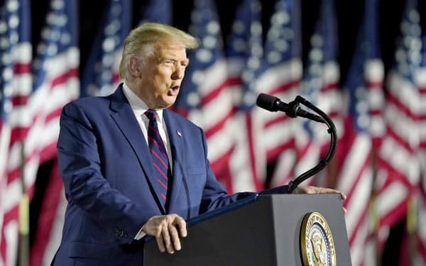 大統領候補指名の受諾演説をするトランプ氏(27日、ホワイトハウス)=AP