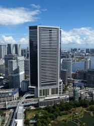 竹芝地区でひときわ大きい東京ポートシティ竹芝。左下から伸びるのが歩行者デッキ 竹芝地区でひときわ大きい東京ポートシティ竹芝。左下から伸びるのが歩行者デッキ