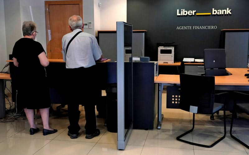 パンデミックで貯蓄を増やす人が増えている(スペインの首都マドリードの金融機関)=ロイター パンデミックで貯蓄を増やす人が増えている(スペインの首都マドリードの金融機関)=ロイター