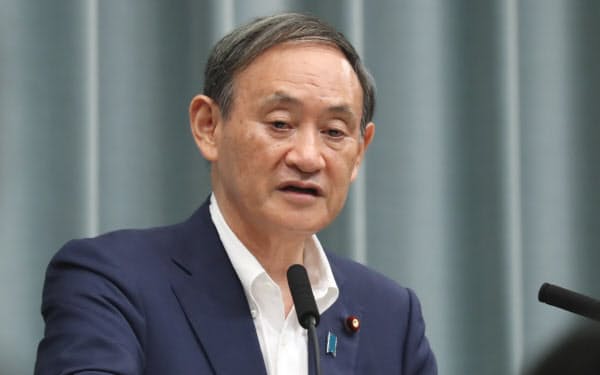 記者会見する菅官房長官(28日午前、首相官邸)