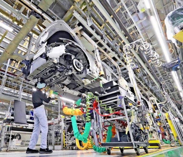 トヨタ自動車元町工場の製造ライン(愛知県豊田市)