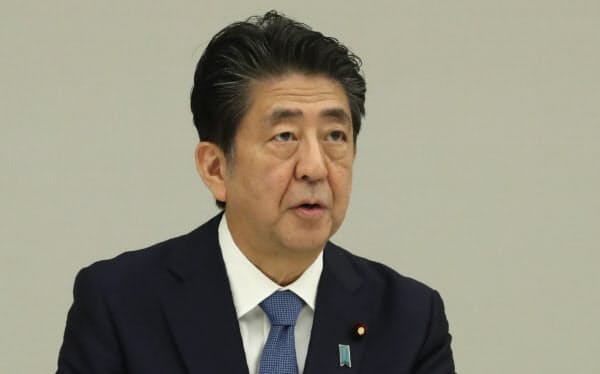 新型コロナウイルス感染症対策本部の会合で発言する安倍首相(28日、首相官邸)