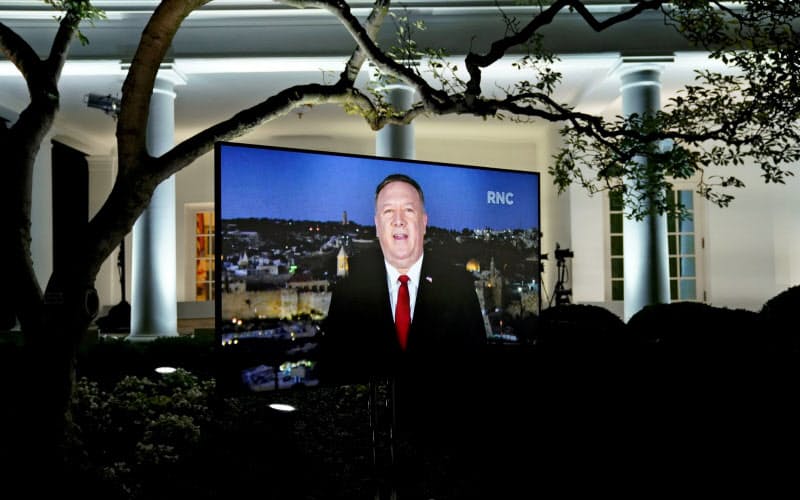 ポンペオ国務長官はエルサレムで収録し、共和党の全国大会で流した演説でトランプ外交の成果を訴えた=ロイター ポンペオ国務長官はエルサレムで収録し、共和党の全国大会で流した演説でトランプ外交の成果を訴えた=ロイター