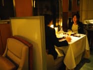 食堂車では一部テーブルの間に仕切りを設けた 食堂車では一部テーブルの間に仕切りを設けた