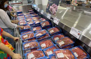 米台のFTA締結に向けては、台湾の米国産牛肉、豚肉の輸入全面解禁が焦点だった(8月、台北市内のスーパー) 米台のFTA締結に向けては、台湾の米国産牛肉、豚肉の輸入全面解禁が焦点だった(8月、台北市内のスーパー)