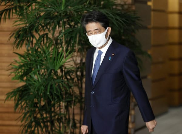 首相官邸を出る安倍首相(28日)