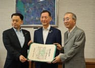 覚書を締結した、左から島根県の丸山達也知事、山海の高田豊郎社長、松江市の松浦正敬市長 覚書を締結した、左から島根県の丸山達也知事、山海の高田豊郎社長、松江市の松浦正敬市長