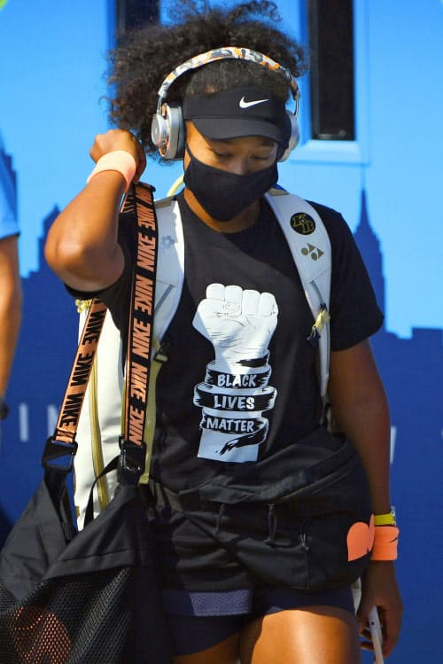 「ブラック・ライブズ・マター」のTシャツを着て、女子シングルス準決勝の会場に入る大坂なおみ選手(28日、ニューヨーク)=共同